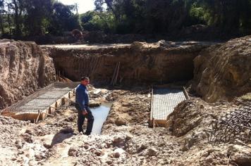 O Prefeito Pedro Banz? visita as obras da execu??o da Ponte do Bairro Tr?s Vendas.