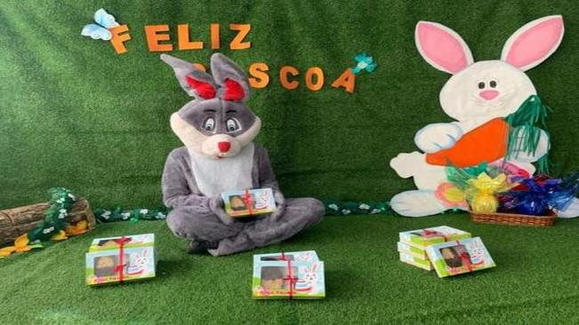 NO MÊS DA PÁSCOA O COELHINHO FEZ A ALEGRIA DA CRIANÇADA EM GUAPIRAMA